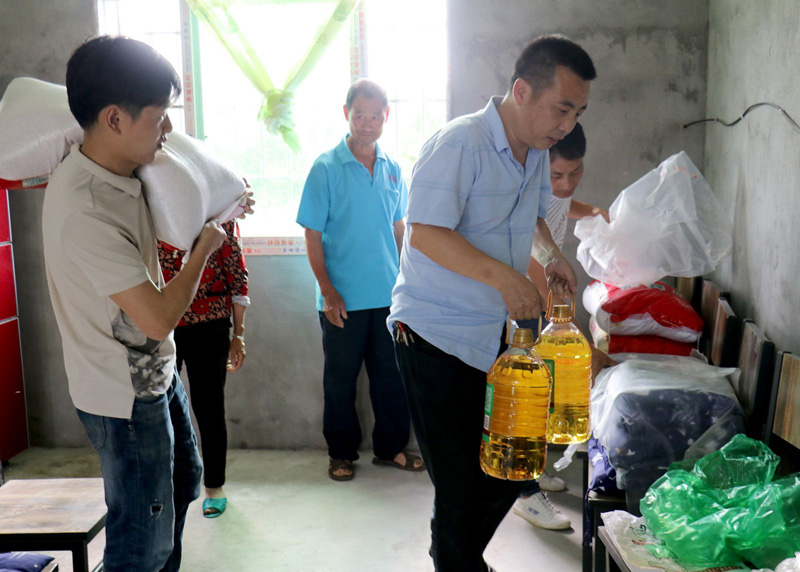 向貧困地區(qū)捐款捐物,同時(shí)推動(dòng)就業(yè)扶貧