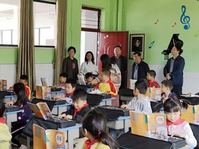 捐贈(zèng)音樂(lè)課堂，補(bǔ)齊素質(zhì)教育短板